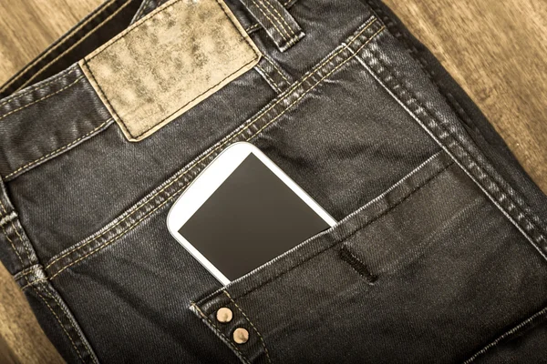 Jeans med mobiltelefon — Stockfoto